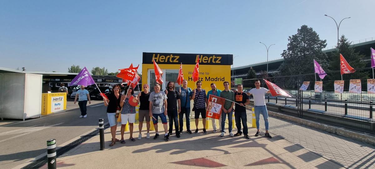 Frente a la sede de Hertz, algunos delegados y delegadas junto a compañeros del sector aéreo se manifiestan