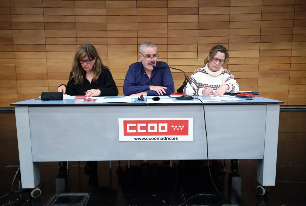 Mesa de la Asamblea CCOO CDM. De izquierda a derecha: Marina Díaz Herrero, Rubén Triviño Benito (secretario general de la sección) y Pilar Losada Cordero