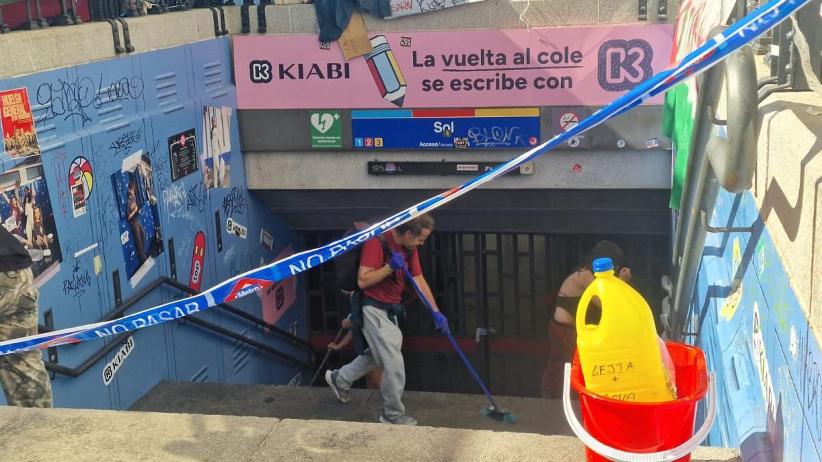 Acampados de Sol limpian las escaleras de acceso al Metro