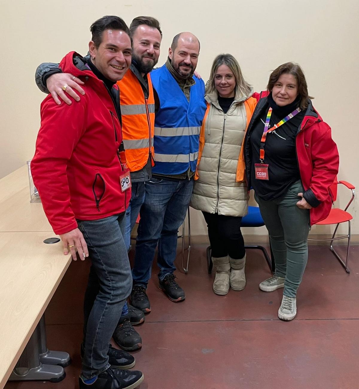 Madrugada del 13 de noviembre de 2024 en el Centro de Trabajo de Barajas de Vign Oeste. De derecha a izquierda: Ana Berceruelo, secretaria general del Sector de Carretera y Logstica de Madrid; Marisa Martnez, Francisco Angeliotti, Alberto Rincn, delegados del Comit de Empresa; y Juli Galera, secretario de organizacion del Sector.