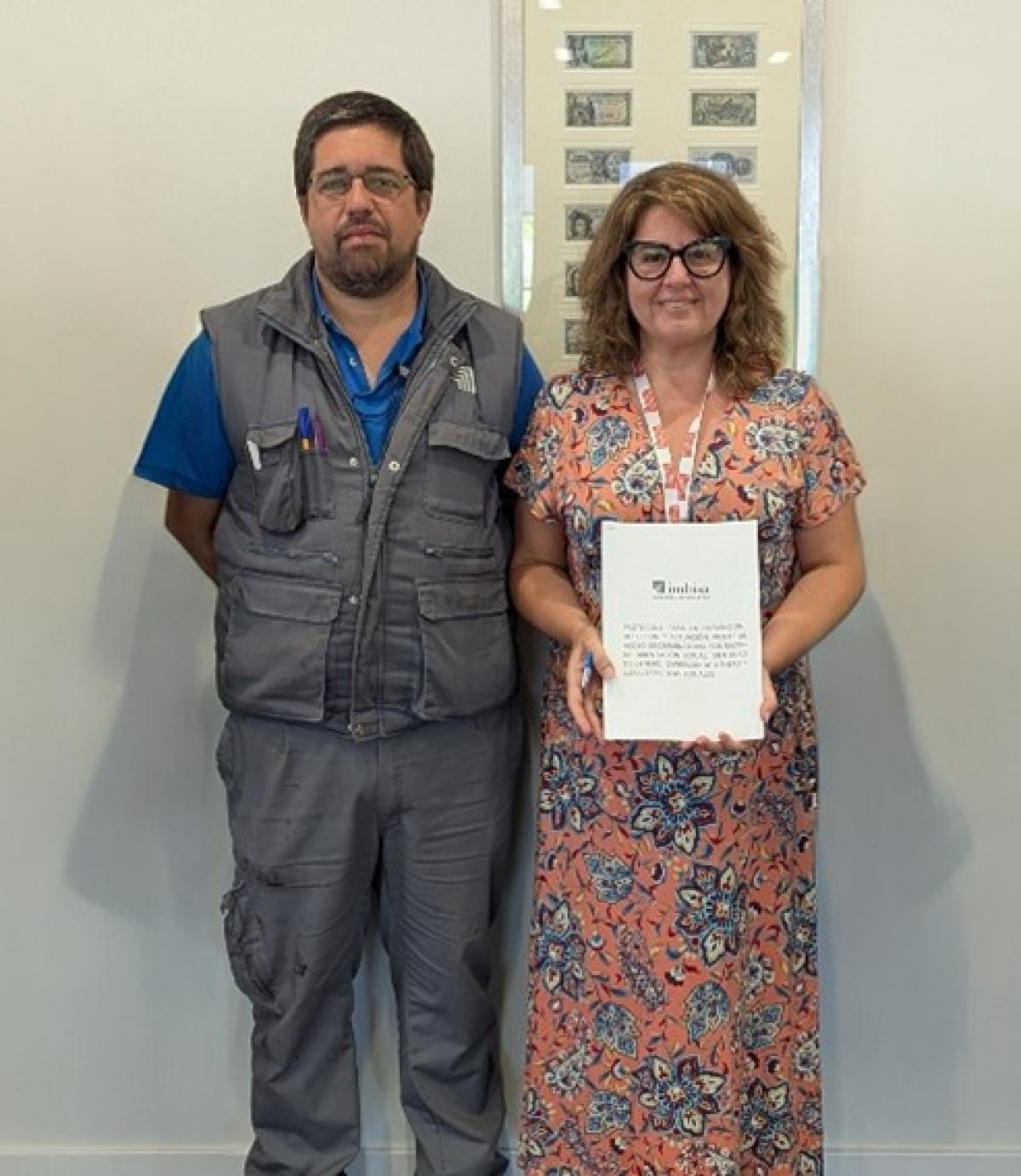de derecha a izquierda, Maria Antonia Araque de CCOO y Julián Saiz de UGT en la firma del protocolo LGTBI