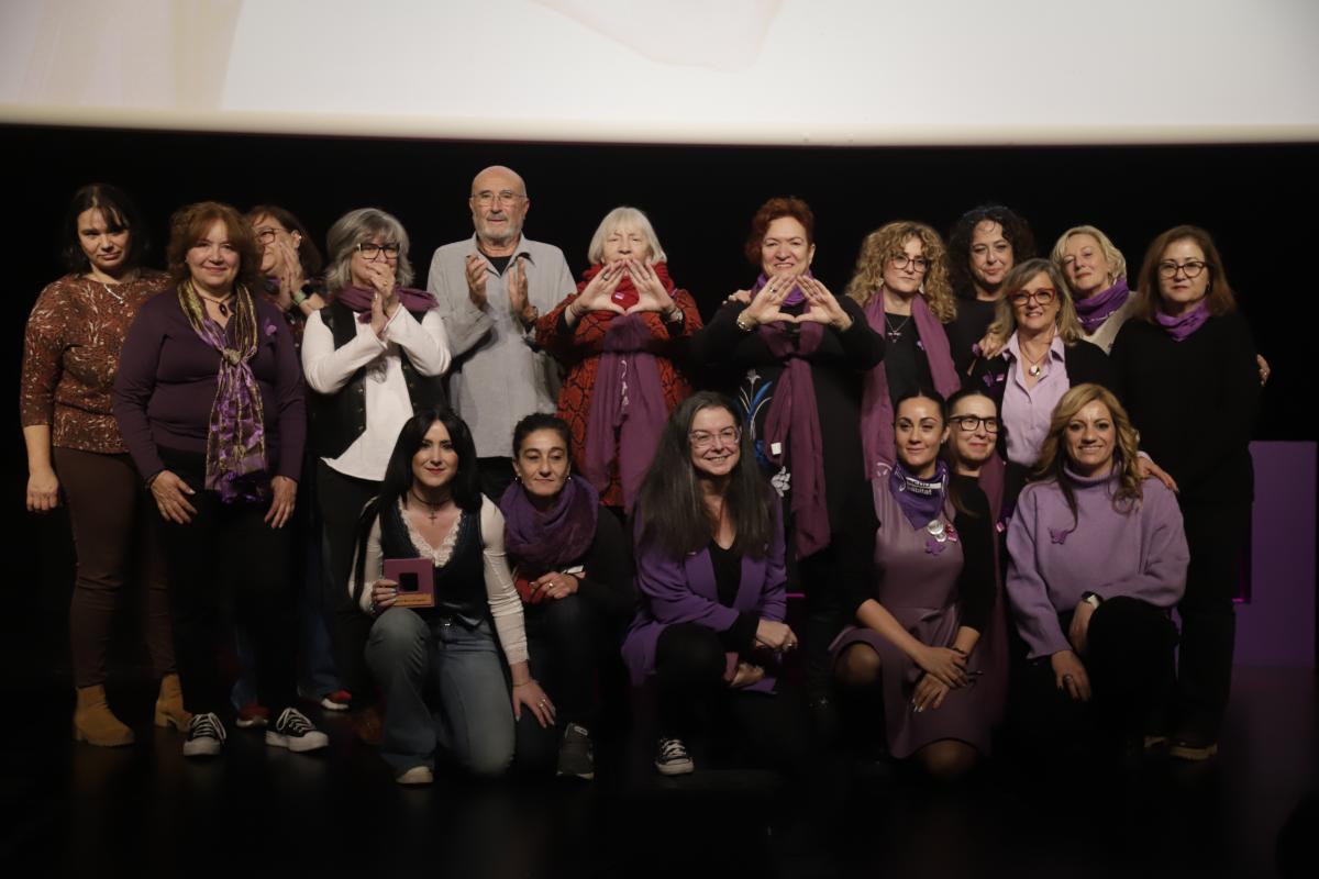 Imagen final de la asamblea, con las personas premiadas con los premios 25N de CCOO Madrid