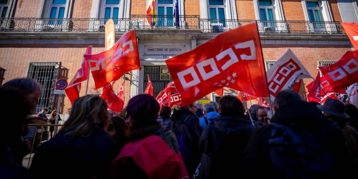 Manifestantes de CCOO ante la sede del ministerio de justicia en Madrid