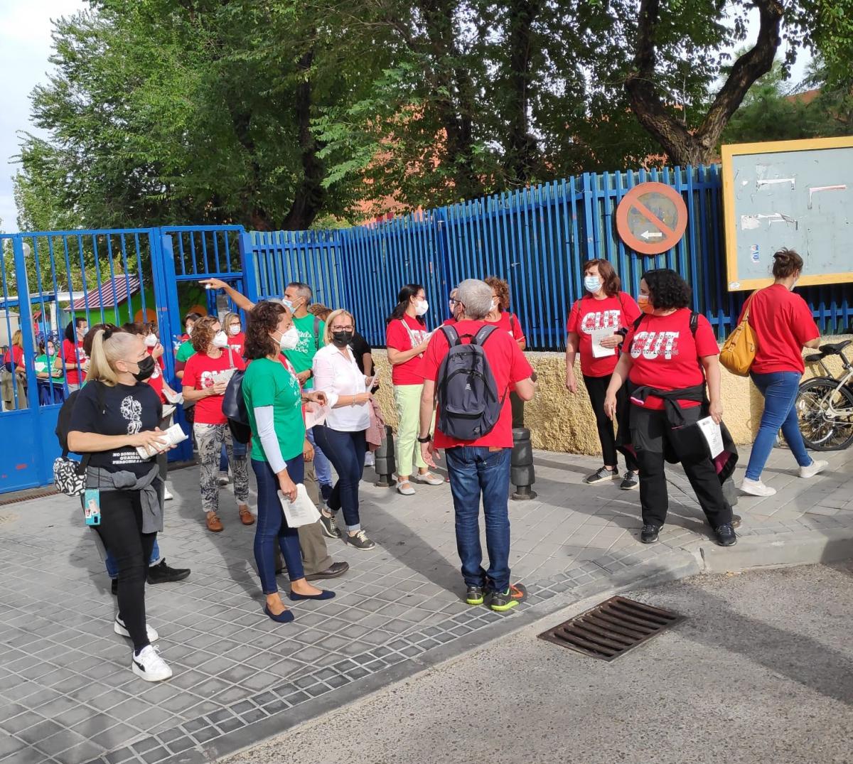 Trabajadoras y trabajadores municipales de Escuelas Infantiles y Casas de Niños y Niñas de Leganés, informando a las familias de un centro educativo junto a miembros de la CUT (CCOO y UGT).