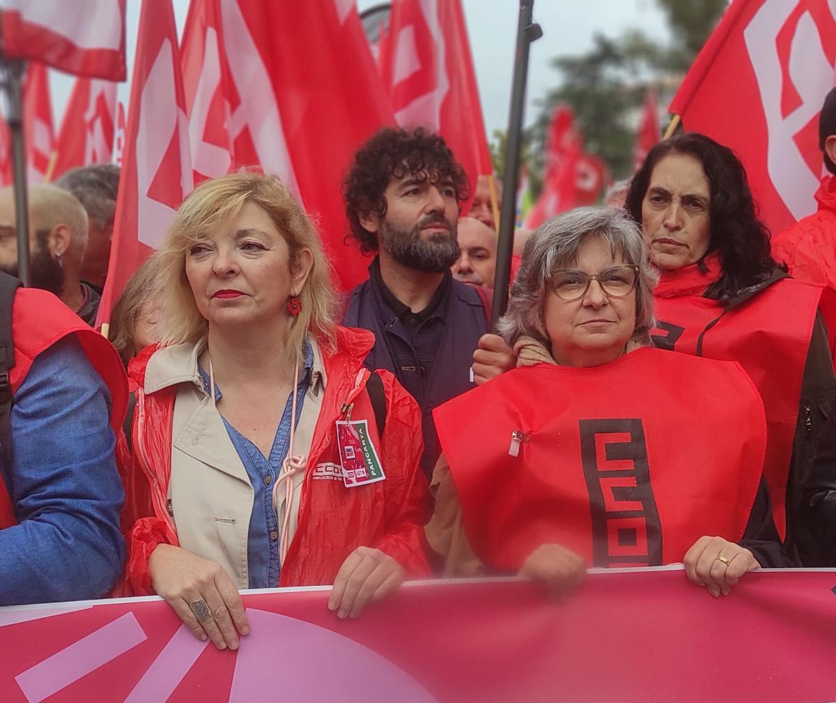 Juana Olmeda, secretaria general de la FSC- CCOO y Paloma López, Secretaria General de la Unión Sindical de Madrid Región en una de las pancartas protagonistas.