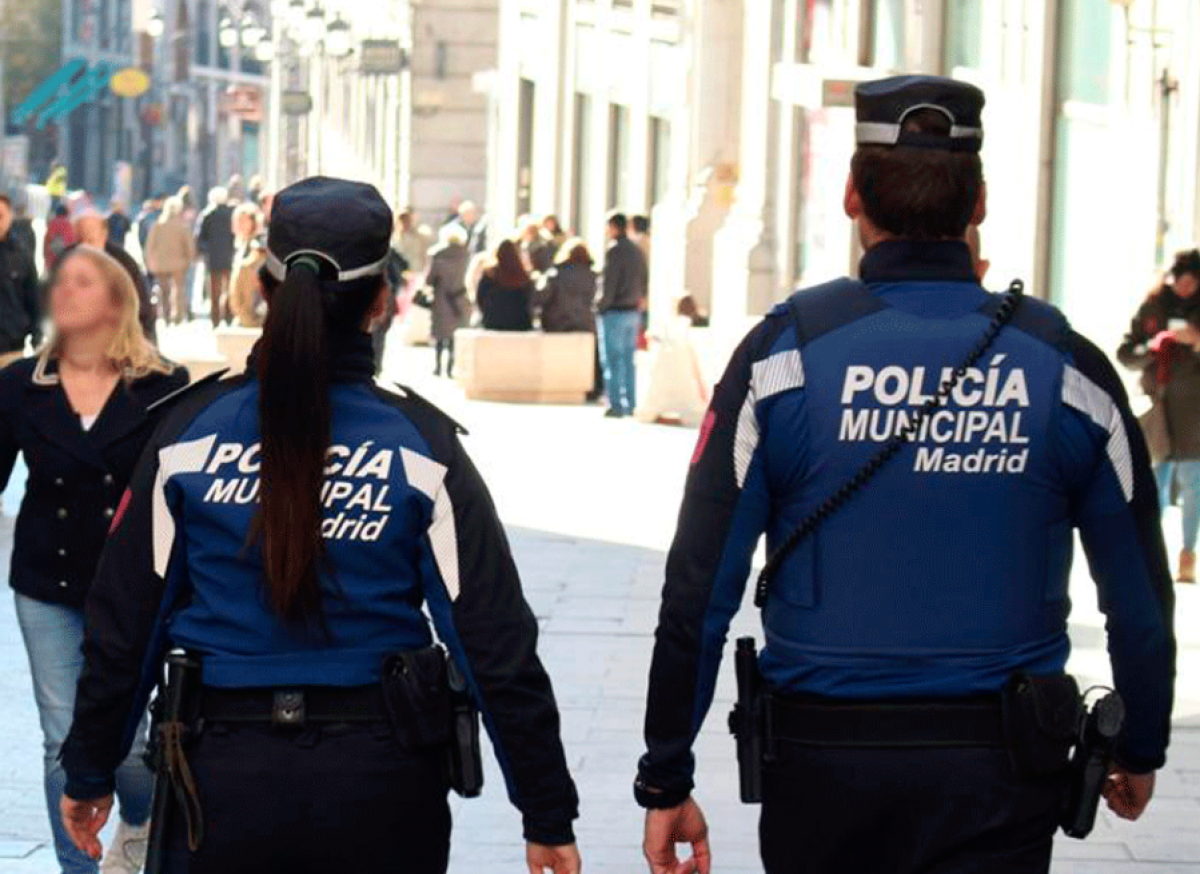 Una pareja de policías municipales patrullando las calles del centro de la ciudad