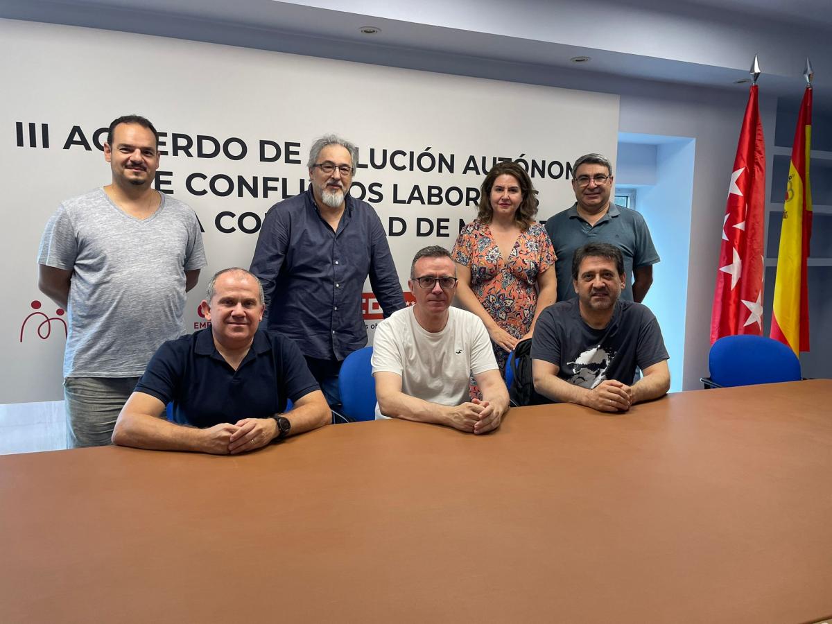 Delegados de CCOO y el secretario general del sector papel, grficas y fotografa de la FSC CCOO de Madrid, Antonio Esquinas Snchez, y la responsable de accin sindical, Mara Antonia Araque Alonso.