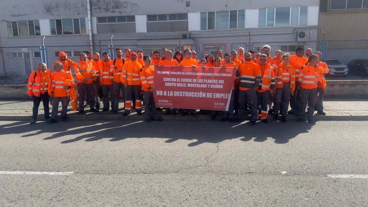 Concentración de compañeros y compañeras de DS Smith Torrejón