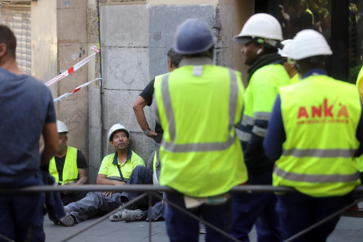 Obreros despues del siniestro de la calle de las Hileras