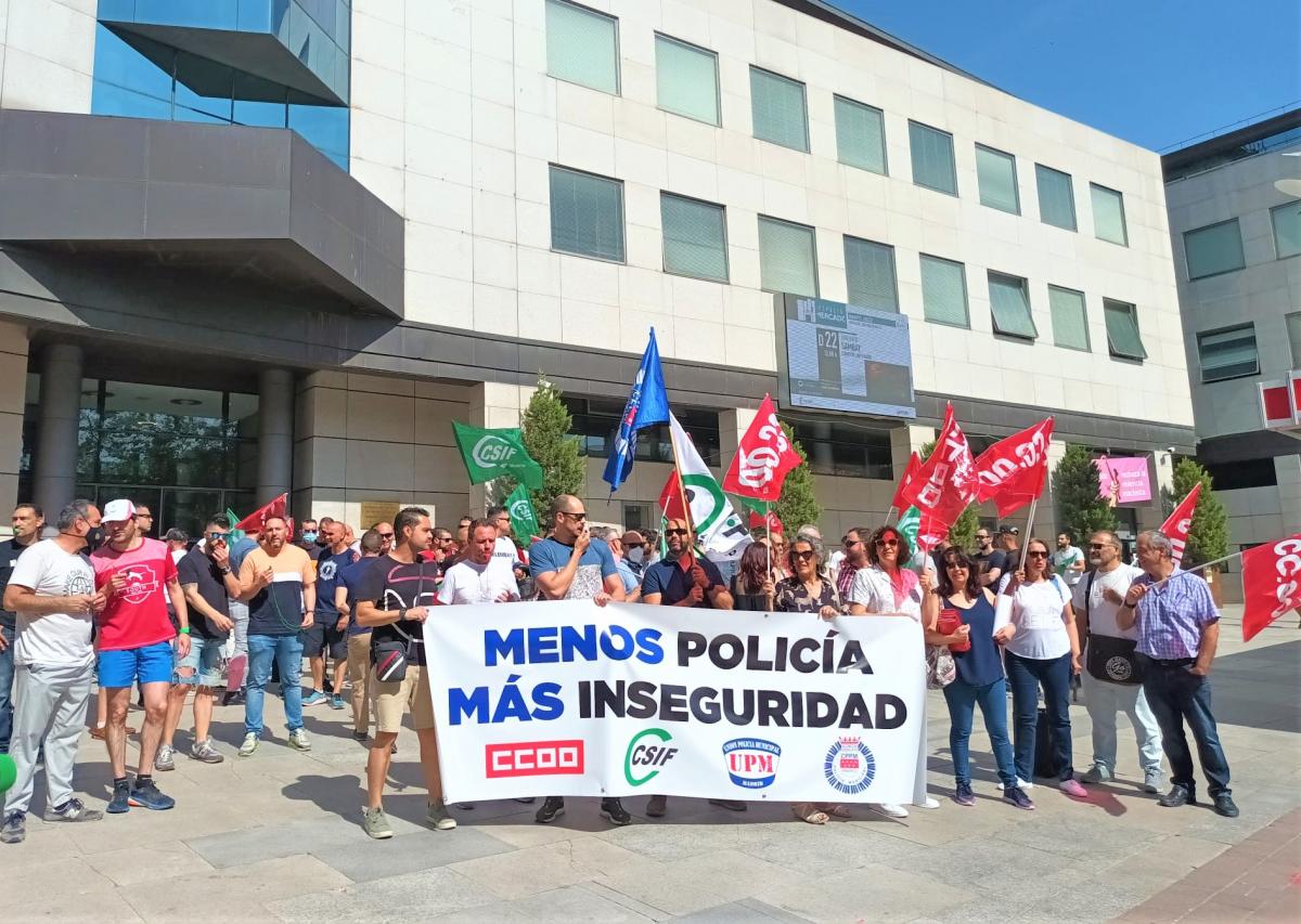 Delegadas y delegados de la sección sindical de CCOO en el Ayto. Getafe y representantes del Sector de la Administración Local de CCOO Madrid en la concentración para denunciar el deterioro de las condiciones de trabajo de la Policía Local (19-05-22)